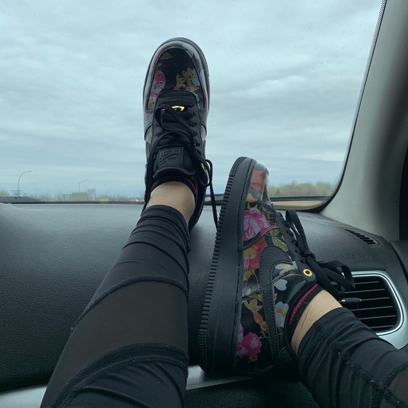 Air Force 1 size 8 - Picture 2 of 2